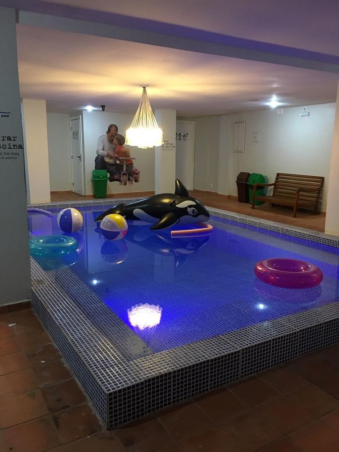 piscina com boia de baleia dentro no hostel poesia