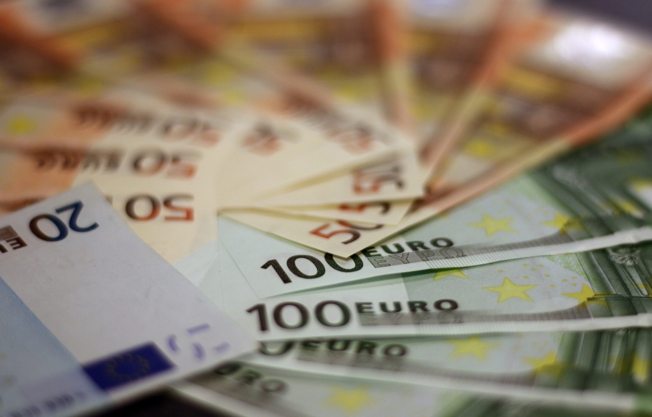 Euro atinge a cotação do dólar pela 1° vez em 20 anos