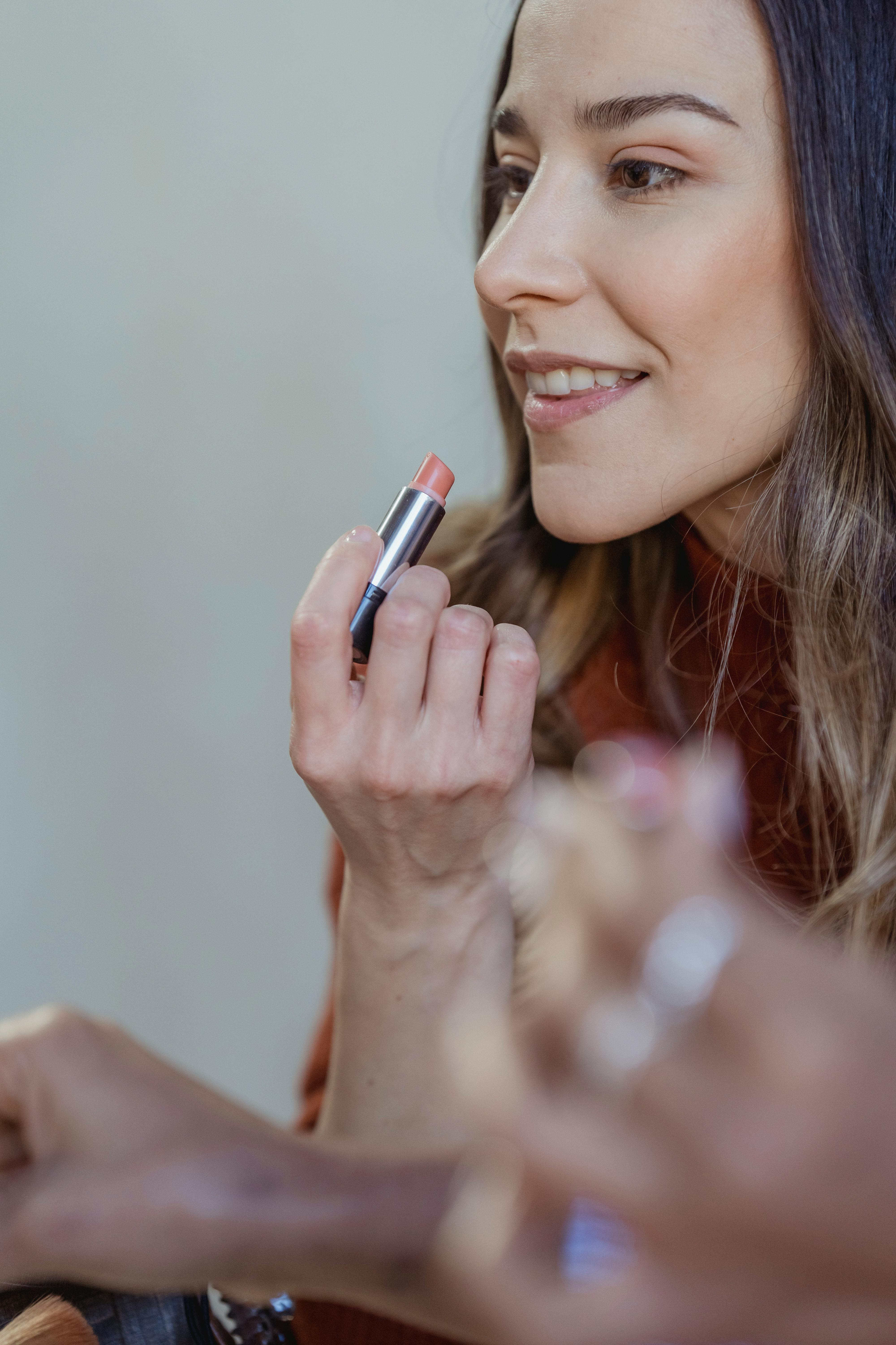 Batom para lábios ressecados: rotina de cuidados antes e depois da maquiagem